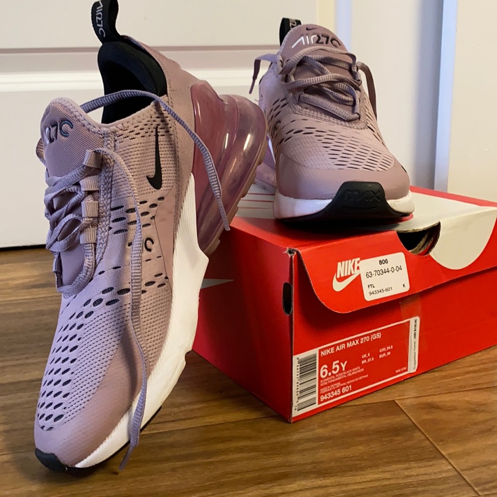 Nike Air Max 270 sz6.5 youth, fits like womens 7.5